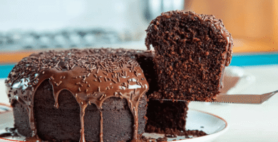 Bolo de chocolate com brigadeiro