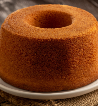 Bolo de fubá fofinho com erva-doce igual padaria