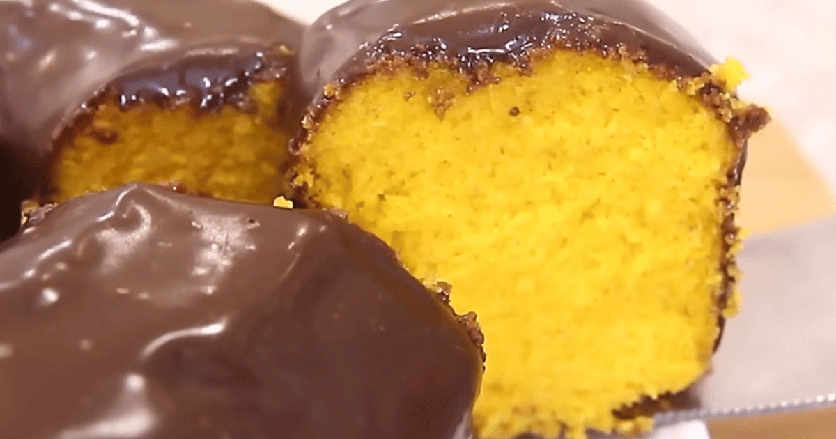 Bolo de cenoura fofinho com cobertura de chocolate