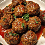 Essas almôndegas ficam bem macias por dentro, douradinhas por fora e mergulhadas em um molho encorpado e saboroso.