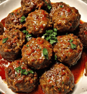 Essas almôndegas ficam bem macias por dentro, douradinhas por fora e mergulhadas em um molho encorpado e saboroso.