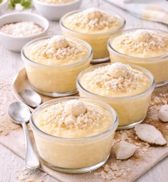 O beijinho quente é uma versão ainda mais aconchegante do doce clássico brasileiro. Ele fica cremoso, macio e com sabor intenso de coco.