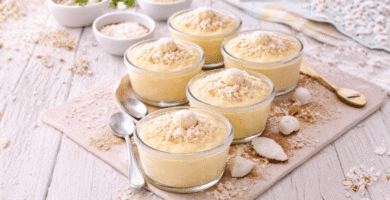 O beijinho quente é uma versão ainda mais aconchegante do doce clássico brasileiro. Ele fica cremoso, macio e com sabor intenso de coco.