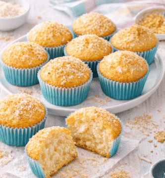 O bolinho de coco é uma receita simples, caseira e muito fácil de preparar.