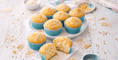 O bolinho de coco é uma receita simples, caseira e muito fácil de preparar.