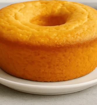 O bolo de polvilho é uma receita tradicional muito conhecida em várias regiões do Brasil, principalmente no interior.