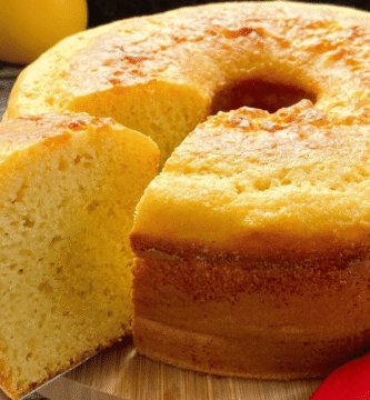 Bolo fofo domingo é sinônimo de aconchego, cheiro de casa e mesa cheia. Aprenda tudo sobre esse bolo simples, macio e certeiro para o seu domingo.