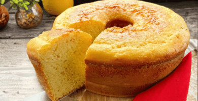 Bolo fofo domingo é sinônimo de aconchego, cheiro de casa e mesa cheia. Aprenda tudo sobre esse bolo simples, macio e certeiro para o seu domingo.