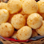 O pão de queijo é uma das receitas mais conhecidas do Brasil. Ele nasceu em Minas Gerais e ganhou o país inteiro.