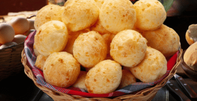 O pão de queijo é uma das receitas mais conhecidas do Brasil. Ele nasceu em Minas Gerais e ganhou o país inteiro.