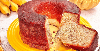 O bolo de banana simples sem açúcar é uma receita perfeita para quem quer um doce caseiro mais leve e fácil de fazer.