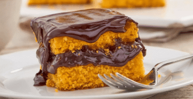 Bolo de cenoura simples com cobertura que não endurece