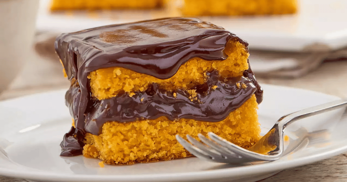 Bolo de cenoura simples com cobertura que não endurece