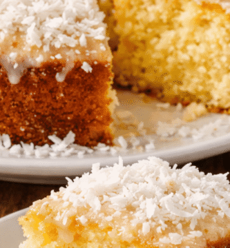 Bolo de coco simples e molhadinho