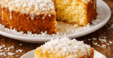 Bolo de coco simples e molhadinho