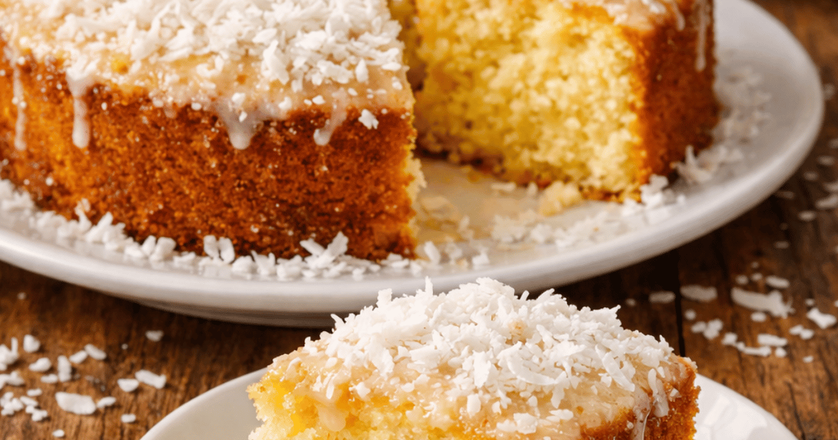 Bolo de coco simples e molhadinho