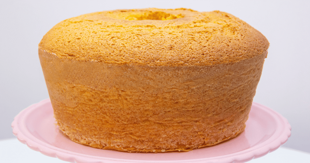 O bolo fofinho sem batedeira (não sola) é a receita perfeita para quem quer um bolo caseiro, simples e que dá certo logo na primeira vez