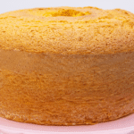 O bolo fofinho sem batedeira (não sola) é a receita perfeita para quem quer um bolo caseiro, simples e que dá certo logo na primeira vez
