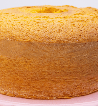 O bolo fofinho sem batedeira (não sola) é a receita perfeita para quem quer um bolo caseiro, simples e que dá certo logo na primeira vez
