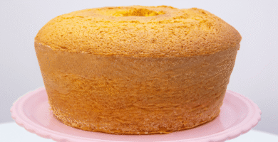 O bolo fofinho sem batedeira (não sola) é a receita perfeita para quem quer um bolo caseiro, simples e que dá certo logo na primeira vez