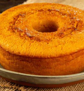 Bolo simples com 3 ingredientes