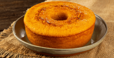 Bolo simples com 3 ingredientes