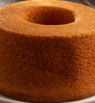 O bolo caseiro simples igual ao da vovó é aquele tipo de receita que abraça a gente. Ele é fácil, barato e perfeito para quem está começando na cozinha.