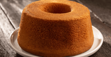 O bolo caseiro simples igual ao da vovó é aquele tipo de receita que abraça a gente. Ele é fácil, barato e perfeito para quem está começando na cozinha.