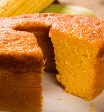 Bolo simples de milho de lata no liquidificador
