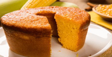 Bolo simples de milho de lata no liquidificador