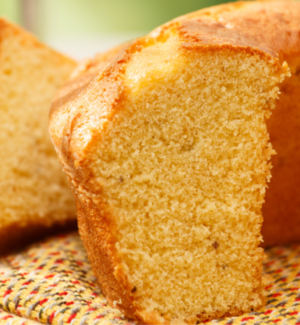 O bolo simples para café da tarde rápido e fácil é aquela receita que todo mundo precisa ter à mão.