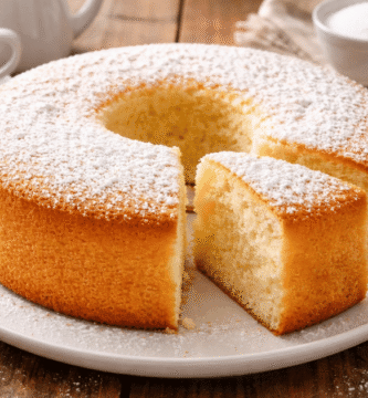 Bolo branco fofinho com leite morno