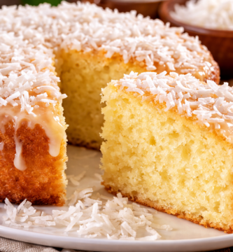 Bolo de coco simples com leite condensado