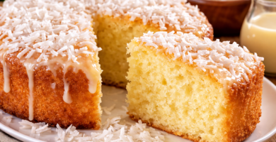Bolo de coco simples com leite condensado