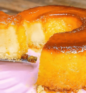 Bolo molenga cremoso e fácil que derrete na boca
