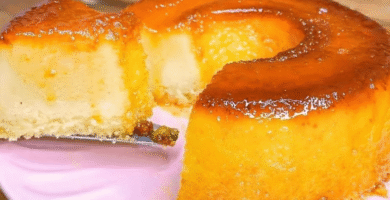 Bolo molenga cremoso e fácil que derrete na boca