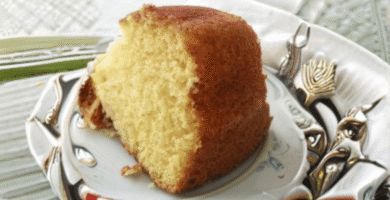 Bolo simples com massa leve e aerada