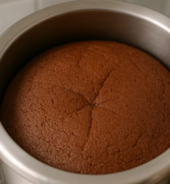 O bolo simples sem forno (feito na panela) é perfeito para quem não tem forno ou quer uma receita prática para o dia a dia.