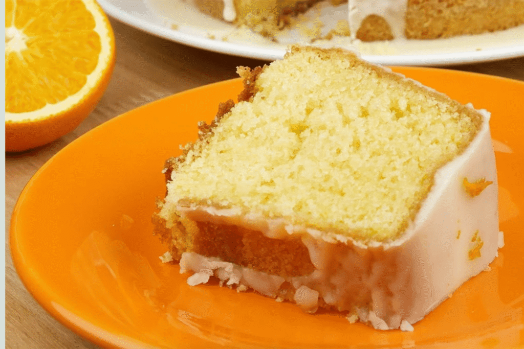 O bolo de laranja fofinho com casquinha crocante é uma daquelas receitas simples que encantam logo no primeiro pedaço. Ele tem uma massa leve