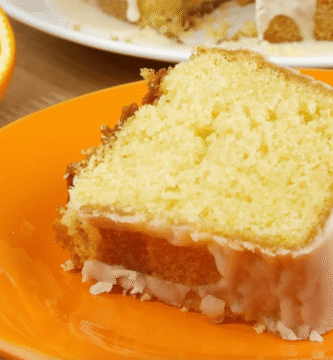 O bolo de laranja fofinho com casquinha crocante é uma daquelas receitas simples que encantam logo no primeiro pedaço. Ele tem uma massa leve