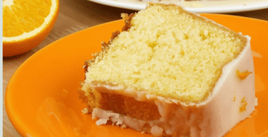 O bolo de laranja fofinho com casquinha crocante é uma daquelas receitas simples que encantam logo no primeiro pedaço. Ele tem uma massa leve