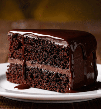 Bolo de chocolate fofinho de liquidificador que fica pronto em minutos