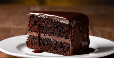 Bolo de chocolate fofinho de liquidificador que fica pronto em minutos