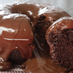 Bolo de chocolate simples: receita fácil, fofinha e irresistível