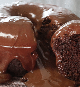 Bolo de chocolate simples: receita fácil, fofinha e irresistível