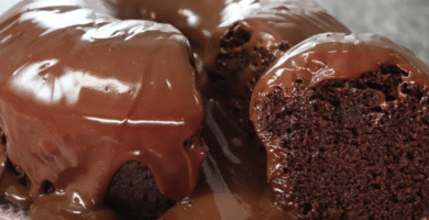Bolo de chocolate simples: receita fácil, fofinha e irresistível