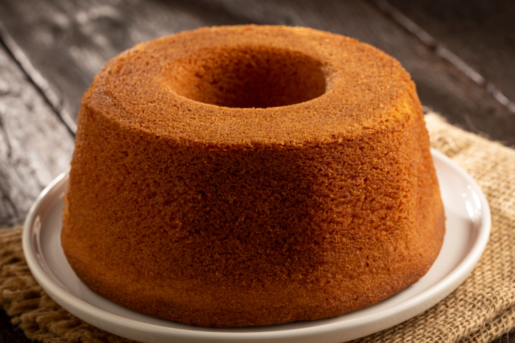 O bolo de fubá é uma receita tradicional muito querida no Brasil.