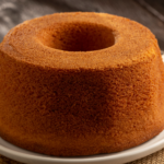 O bolo de fubá é uma receita tradicional muito querida no Brasil.