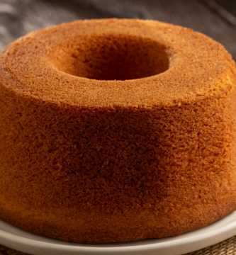 O bolo de fubá é uma receita tradicional muito querida no Brasil.