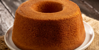 O bolo de fubá é uma receita tradicional muito querida no Brasil.